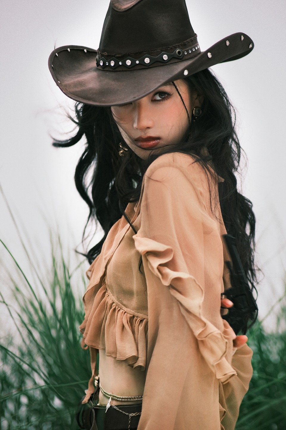 张婧仪自由野性美 在琥珀色温柔中碰撞出浪漫韵律  第4张