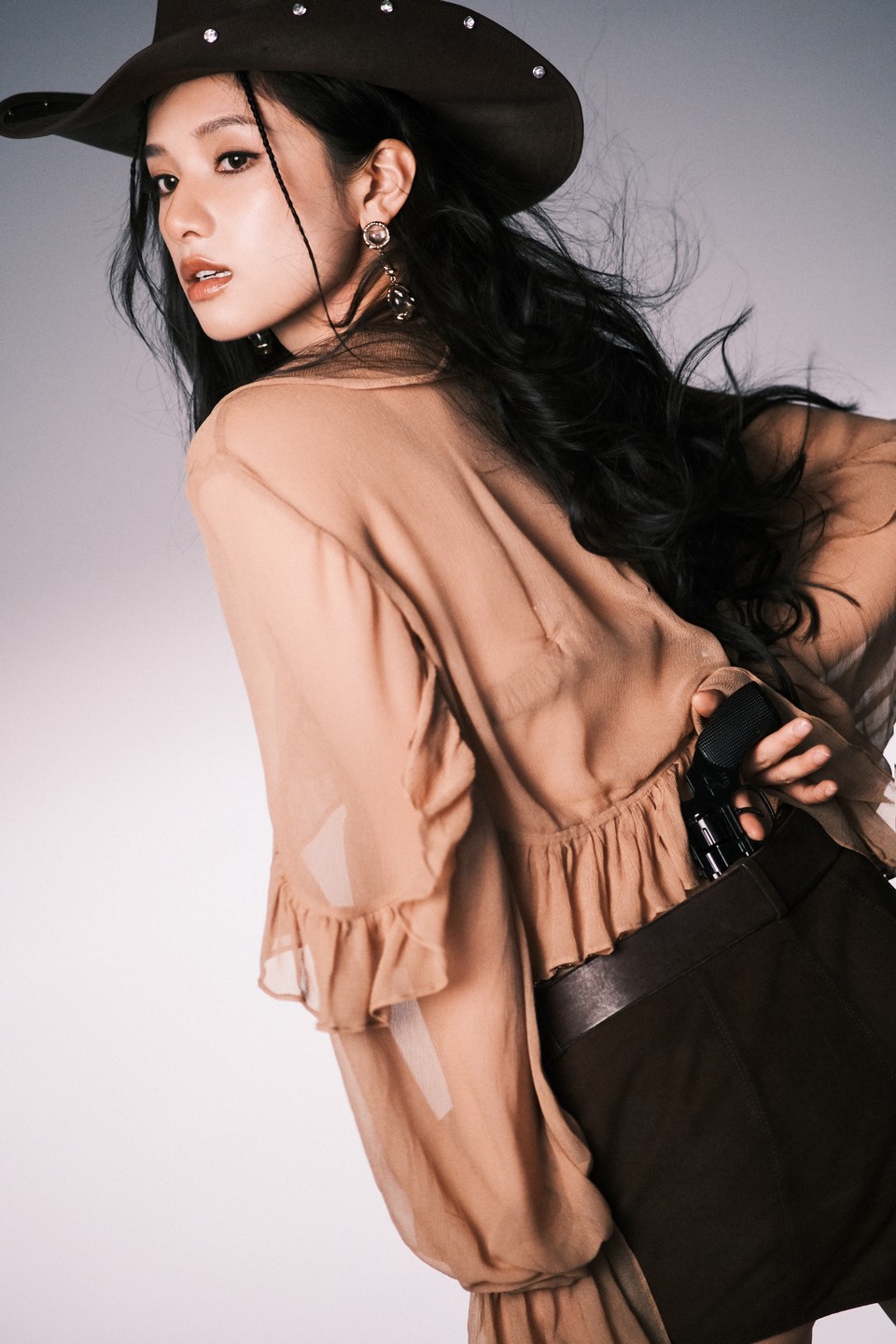 张婧仪自由野性美 在琥珀色温柔中碰撞出浪漫韵律  第3张