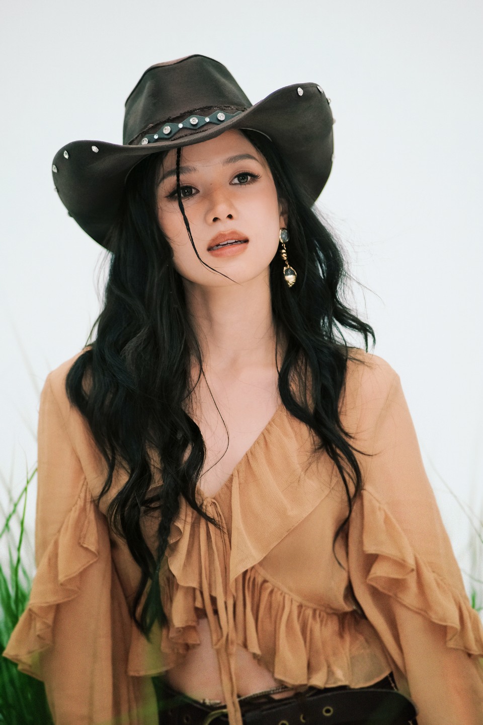 张婧仪自由野性美 在琥珀色温柔中碰撞出浪漫韵律  第5张