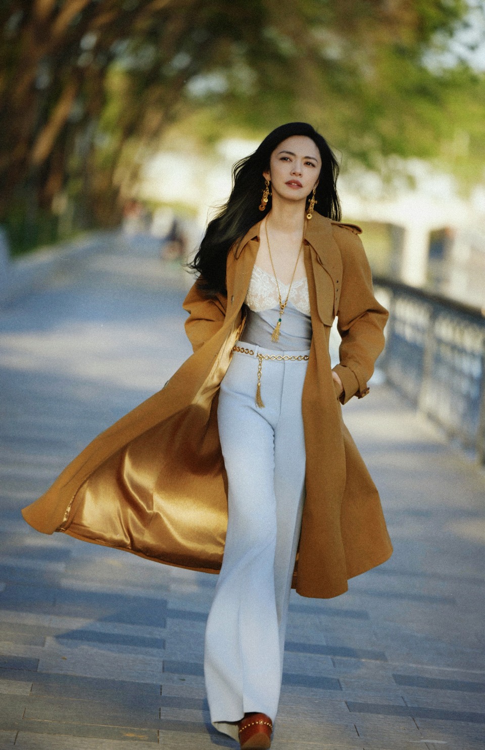 姚晨光影透过绿意随性慵懒 灵感蔓延间共享此刻
