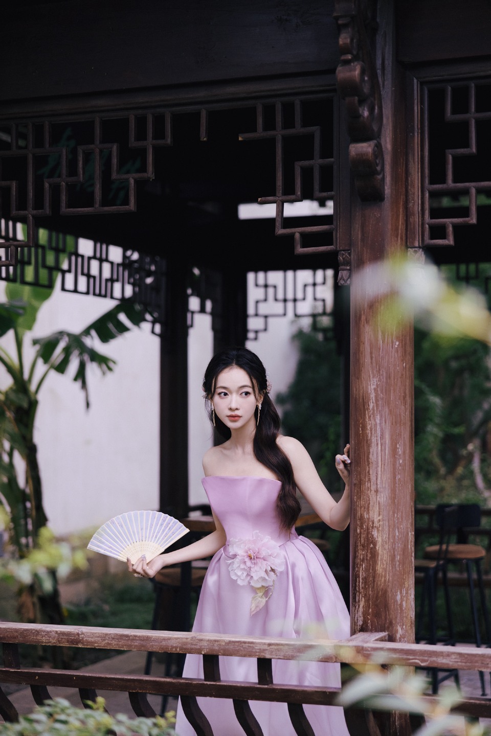 吴谨言浮光流韵感受花的沁香 寻找烟雨天青的浪漫  第1张