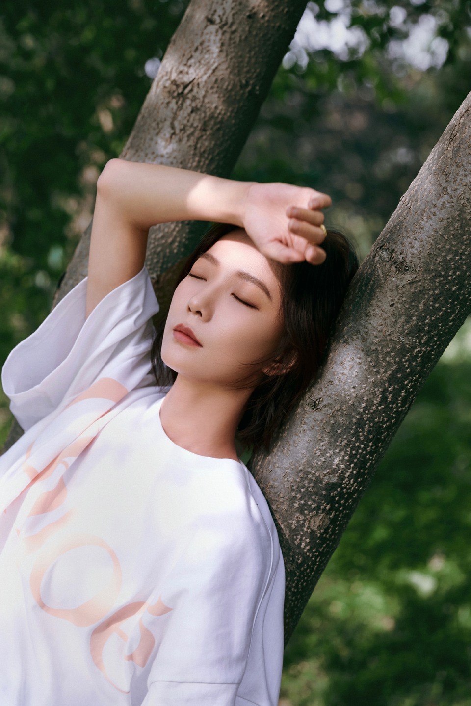 王珞丹聆听光的声音 感受内心的宁静暖意