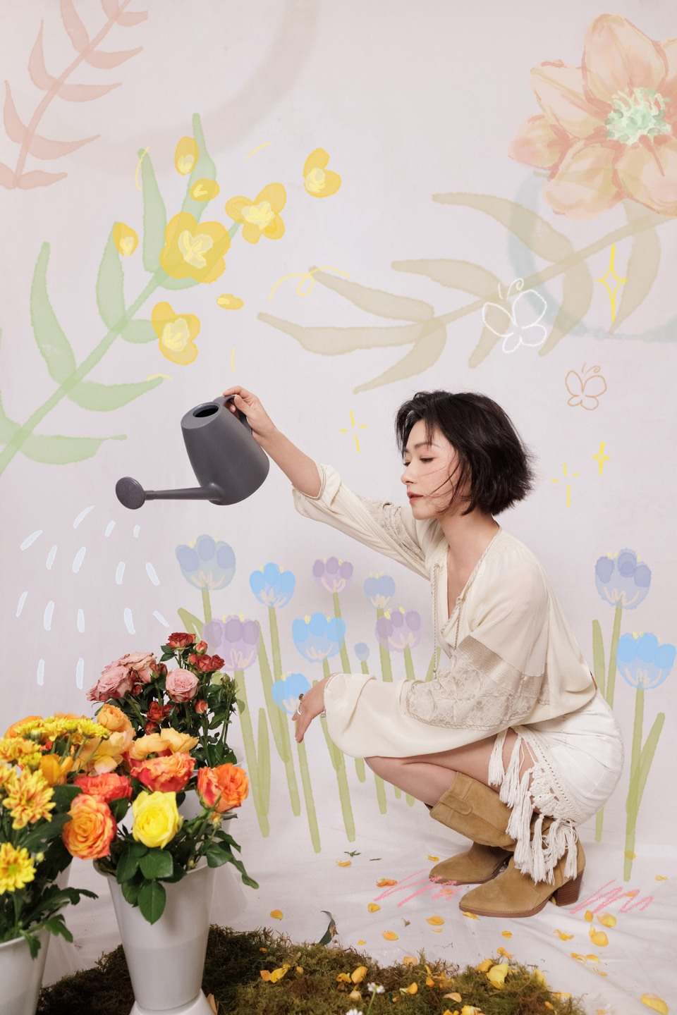 万茜妙笔生花佳人如画 置身繁花之境浅笑嫣然