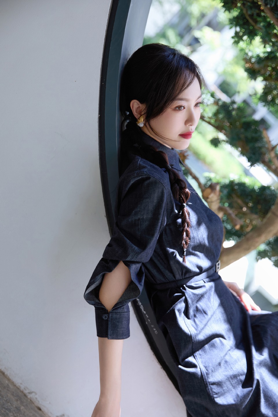 唐嫣园林深处繁花永续 暖风卷着温柔夏日絮语