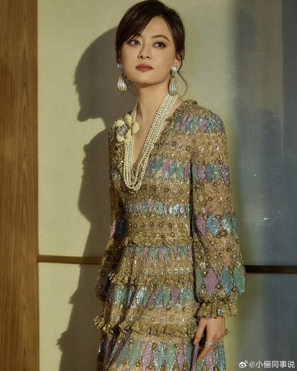 孙俪静静伫立身姿如画 余晖倾洒剪影被温柔勾勒  第3张