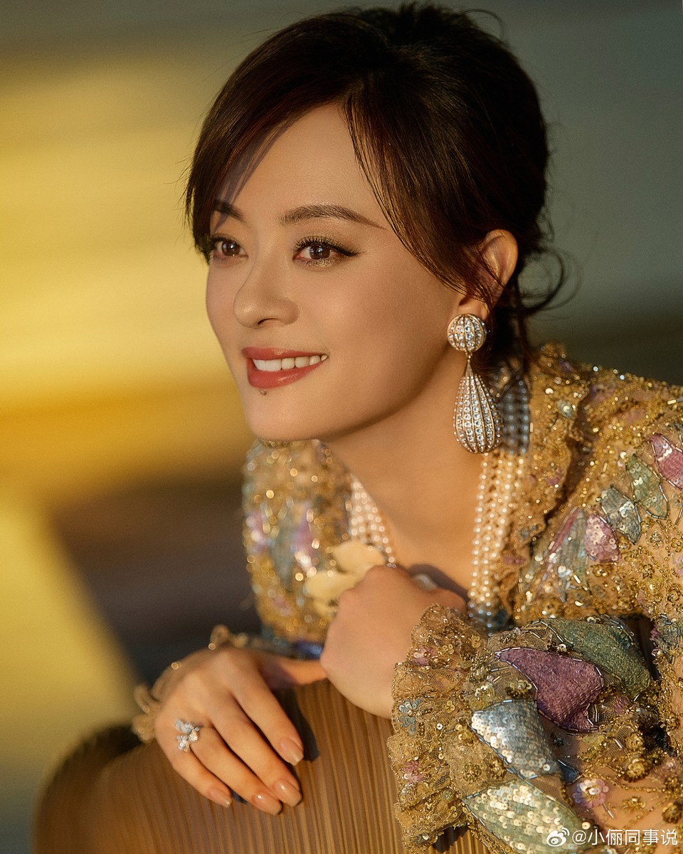 孙俪静静伫立身姿如画 余晖倾洒剪影被温柔勾勒  第6张