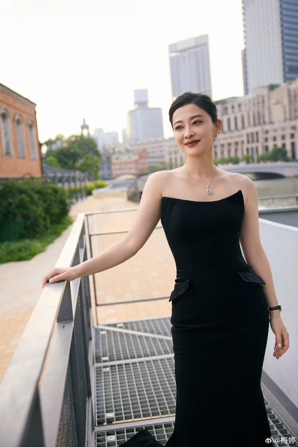 梅婷徜徉繁华都市街头 惬意邂逅盎然开阔之境  第9张