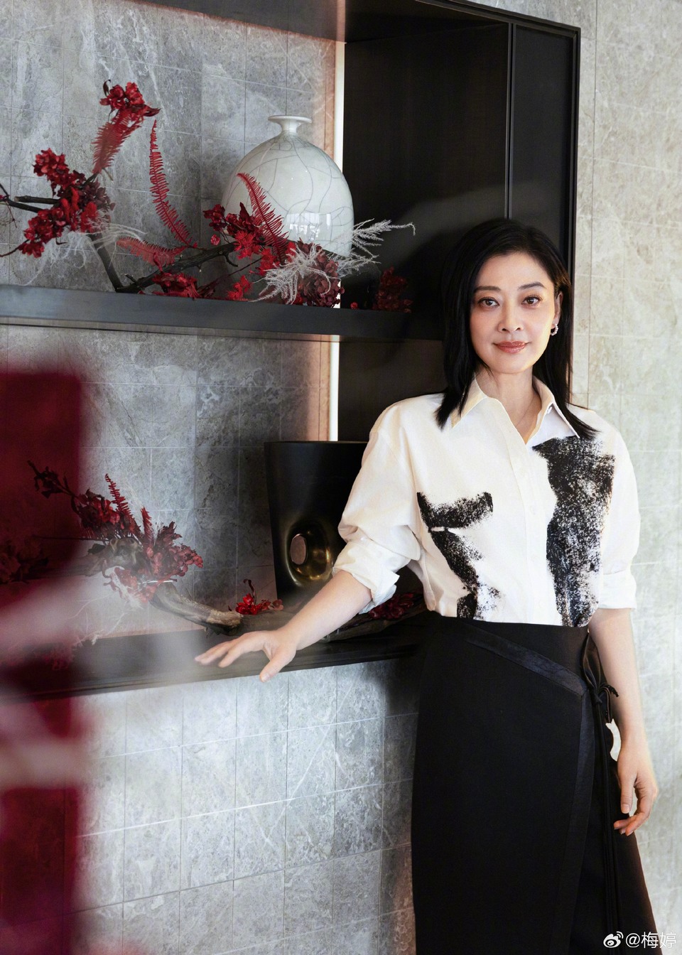 梅婷舒适穿搭流淌休闲之姿 无拘姿态展露自信风采
