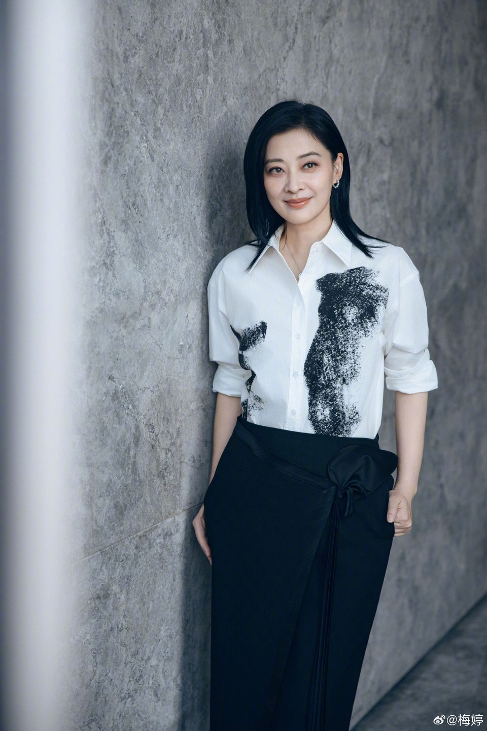 梅婷舒适穿搭流淌休闲之姿 无拘姿态展露自信风采