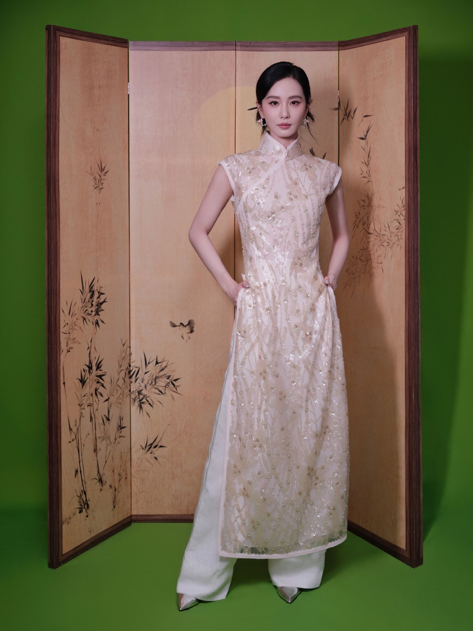 刘诗诗旗袍勾勒曼妙身姿 美目流转仿若画中佳人