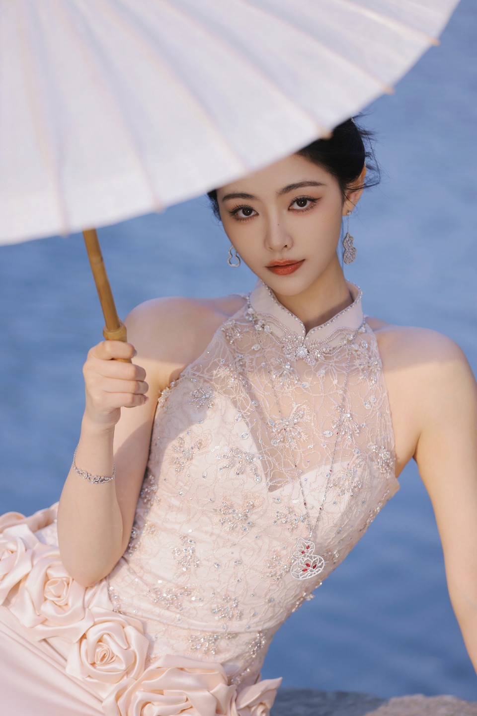 许佳琪湖畔边优雅现身 所谓伊人在水一方  第10张