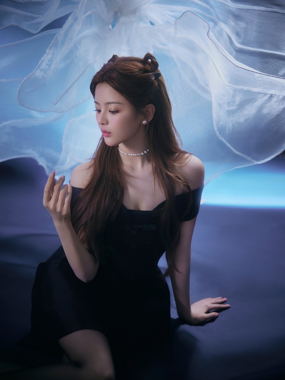 杨超越夜幕寂静暗香浮动 倩影婀娜如花瓣轻舞 