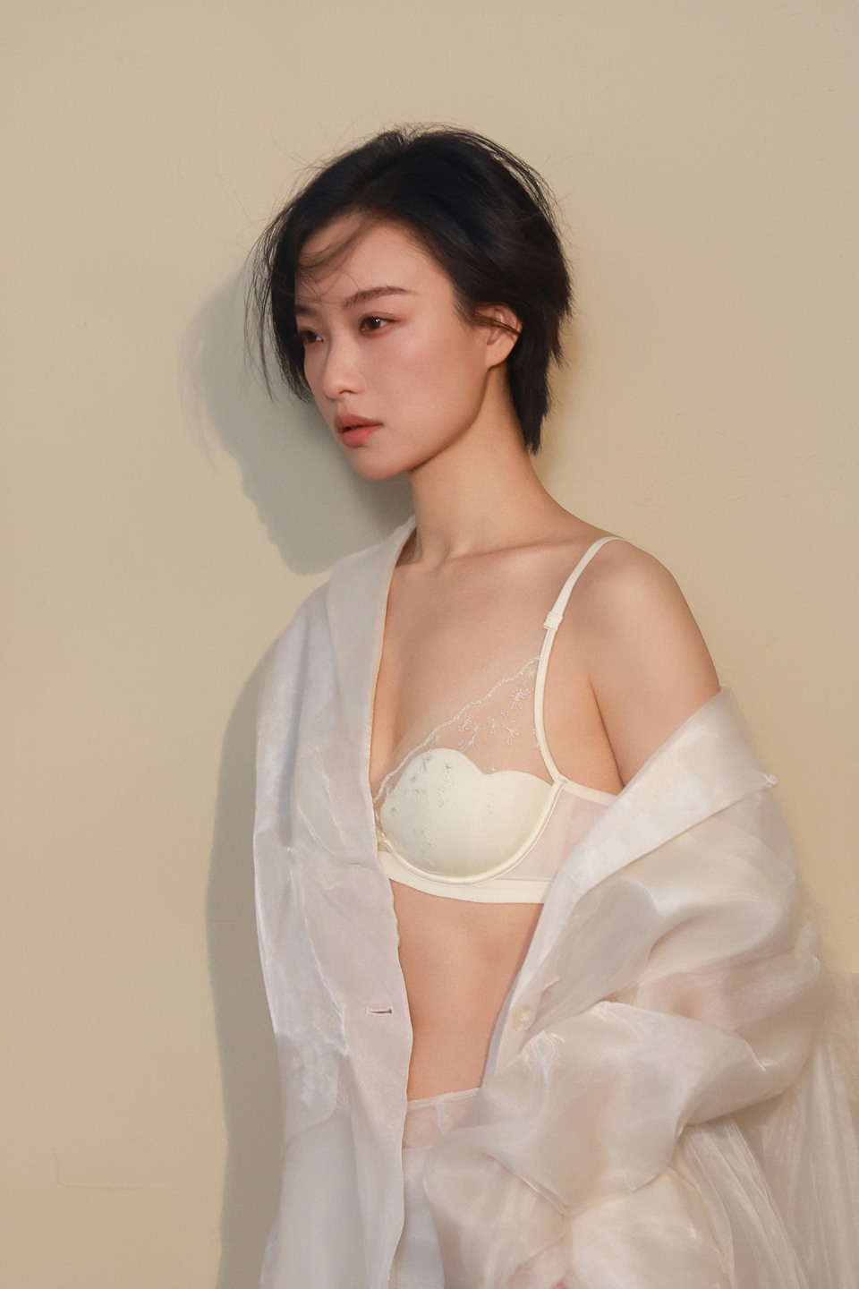 倪妮站在光与影的交界 从肌肤开始到心灵抵达  第7张
