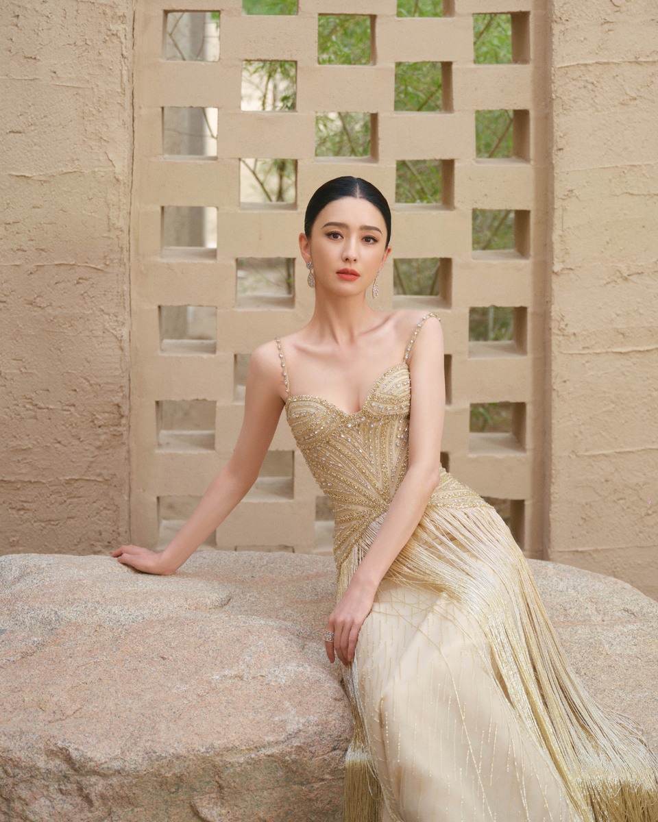 佟丽娅踏戈壁长风赴丝路雅宴 以从容姿态演绎极境之美  第6张