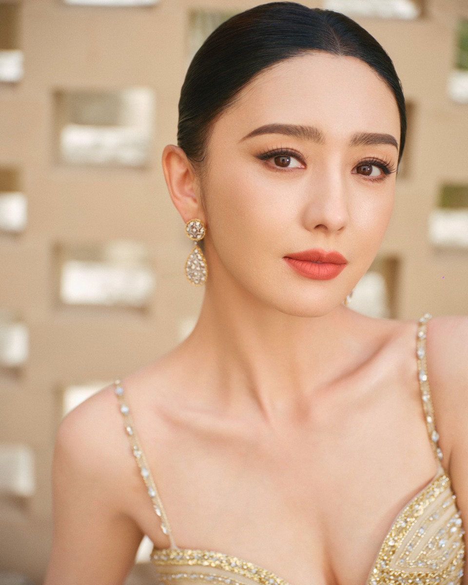 佟丽娅踏戈壁长风赴丝路雅宴 以从容姿态演绎极境之美  第2张