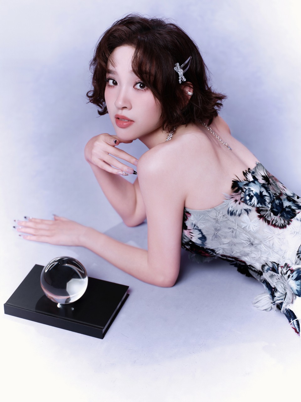 唐艺昕紫雾漫卷蝶影翩跹 衣缀蝶影自画中走来