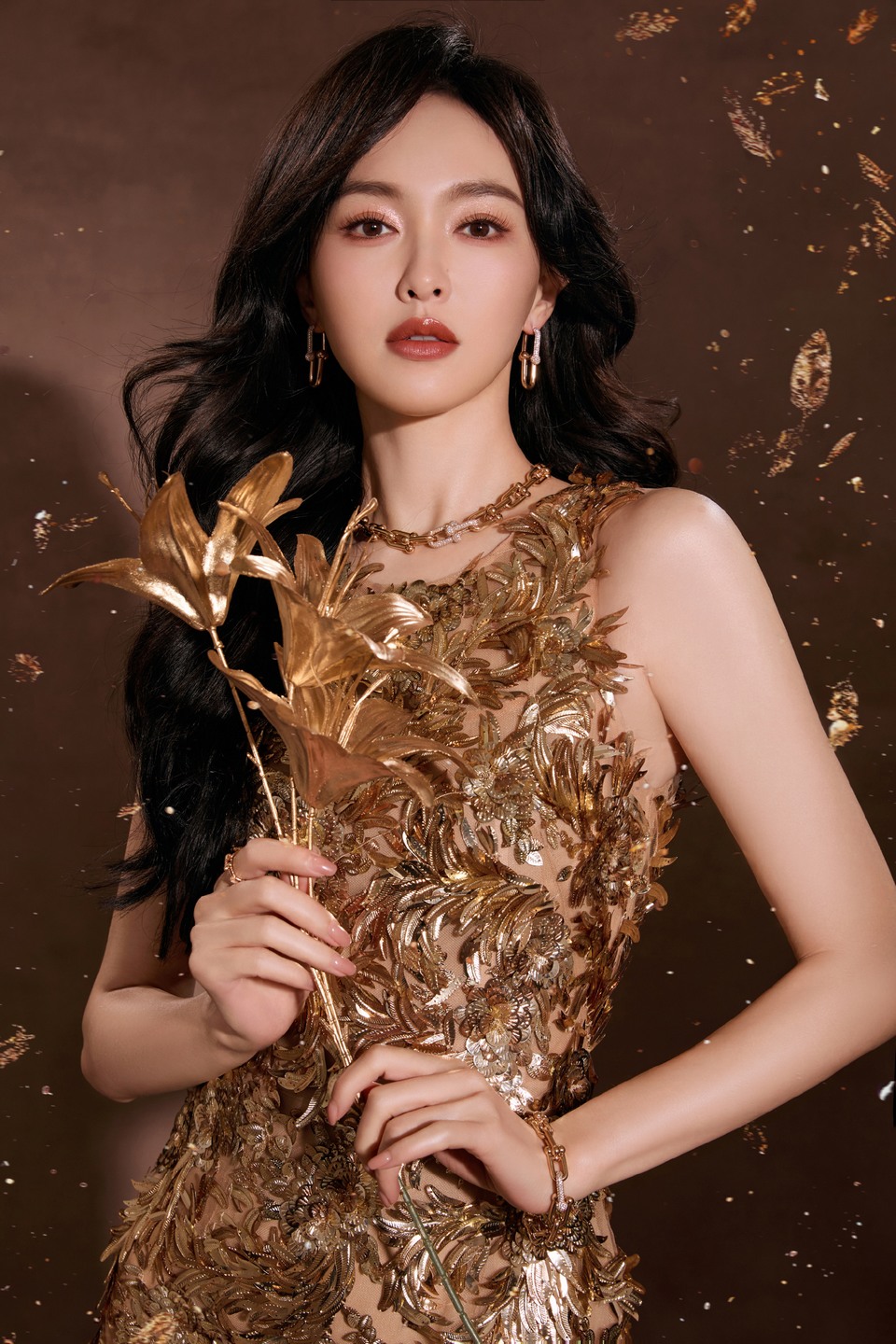 唐嫣以金为冕自带光芒 油画色彩优雅永不褪色  第3张