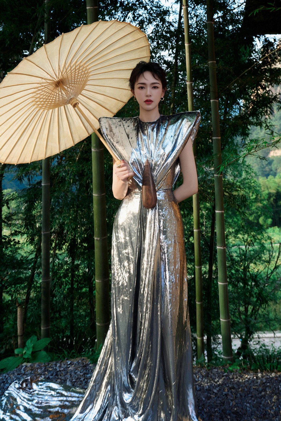 唐嫣在泼墨的山水画间 粼粼流光溢出来的美貌