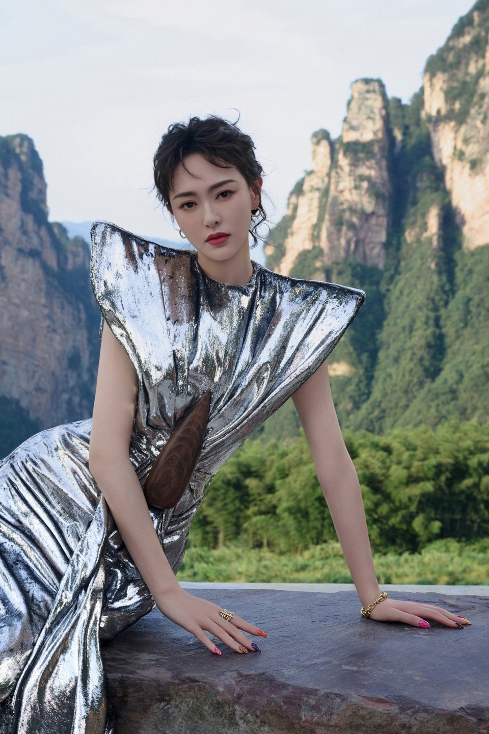 唐嫣在泼墨的山水画间 粼粼流光溢出来的美貌
