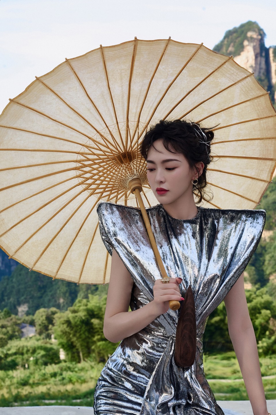 唐嫣在泼墨的山水画间 粼粼流光溢出来的美貌