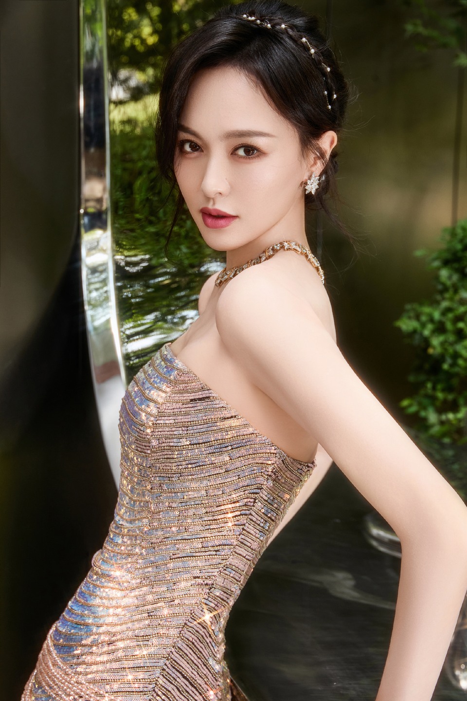唐嫣日暮当下鎏光绿意 是连光影都偏爱的闪耀
