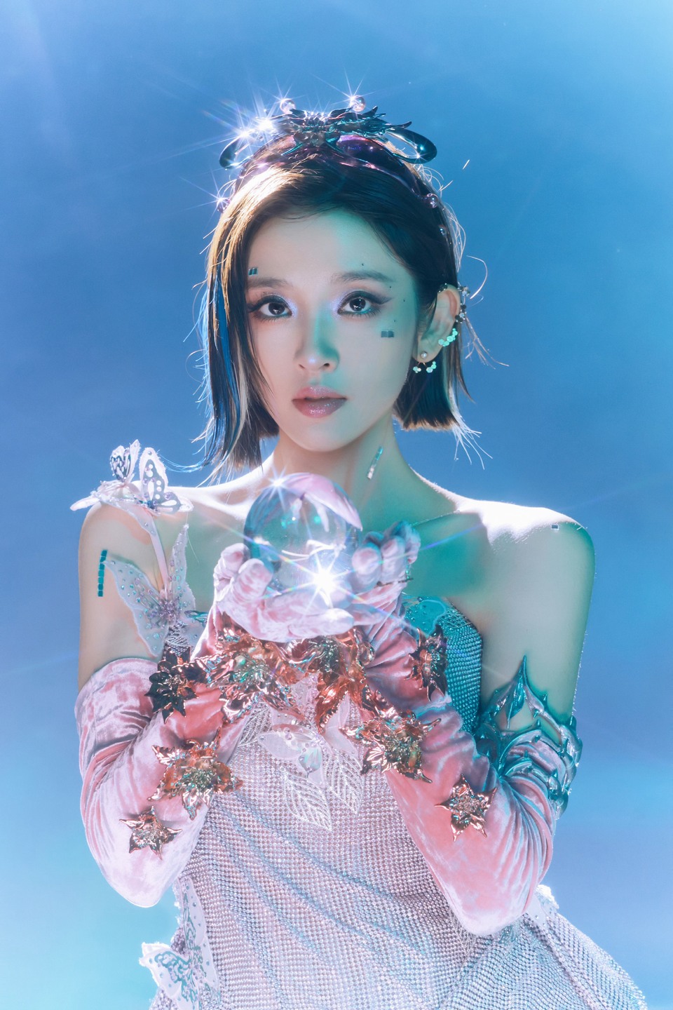 唐艺昕银闪华服绽放飒爽锋芒 一起坠入千禧幻梦