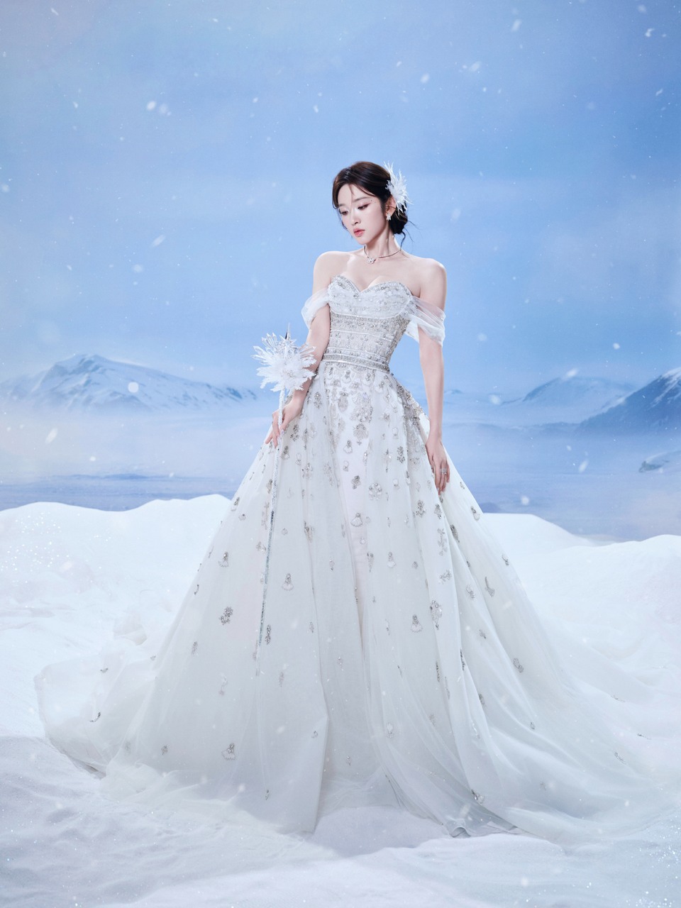 唐艺昕雪域落白裙缀碎钻 于漫天飞雪里盛放温柔