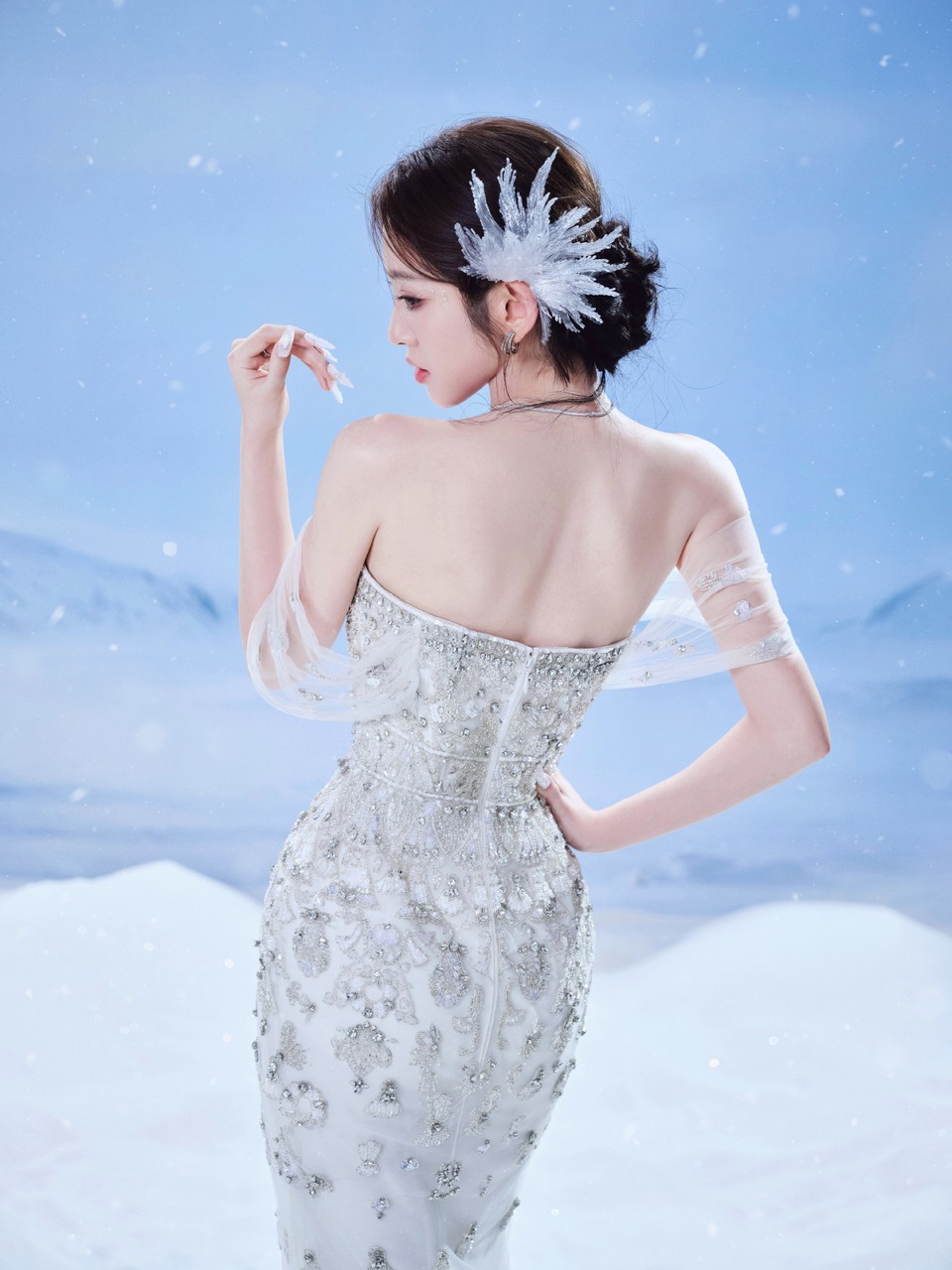 唐艺昕雪域落白裙缀碎钻 于漫天飞雪里盛放温柔