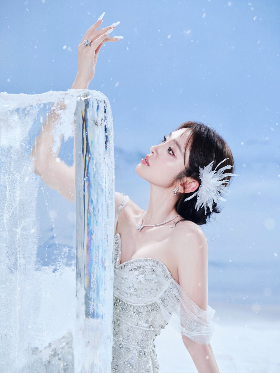 唐艺昕雪域落白裙缀碎钻 于漫天飞雪里盛放温柔