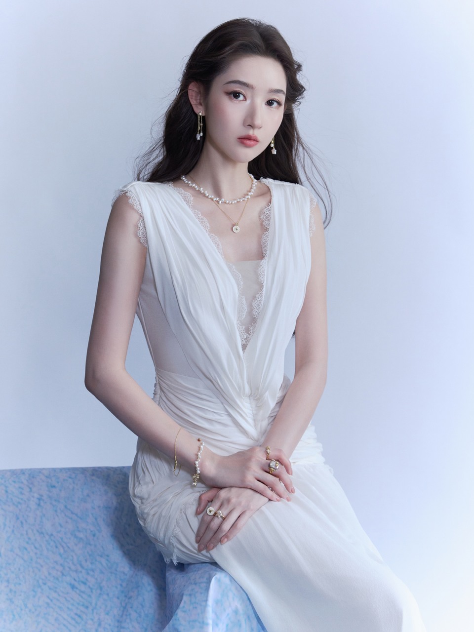 王玉雯华服之下极致优雅 雾白星河间缱绻满溢  第8张