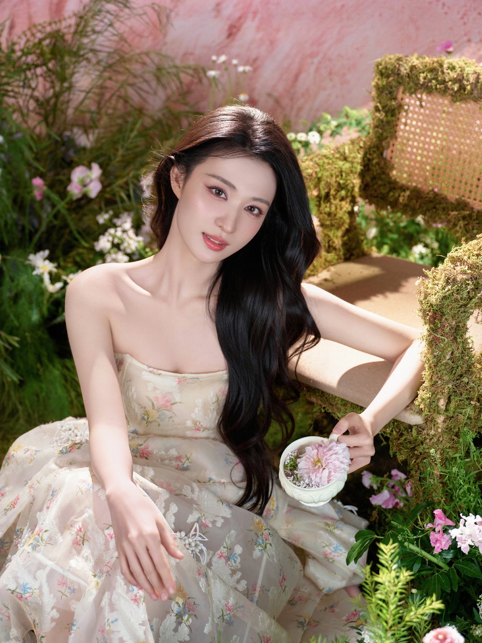 王楚然馥郁缱绻花影婆娑 盎然生机中遇见