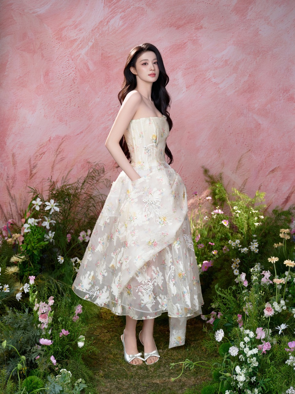 王楚然馥郁缱绻花影婆娑 盎然生机中遇见