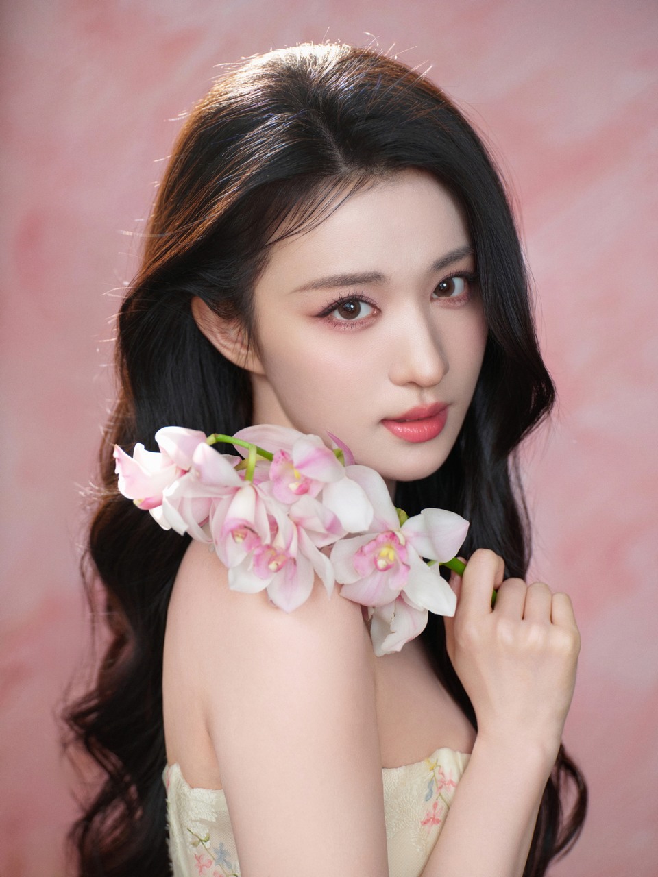 王楚然馥郁缱绻花影婆娑 盎然生机中遇见  第7张