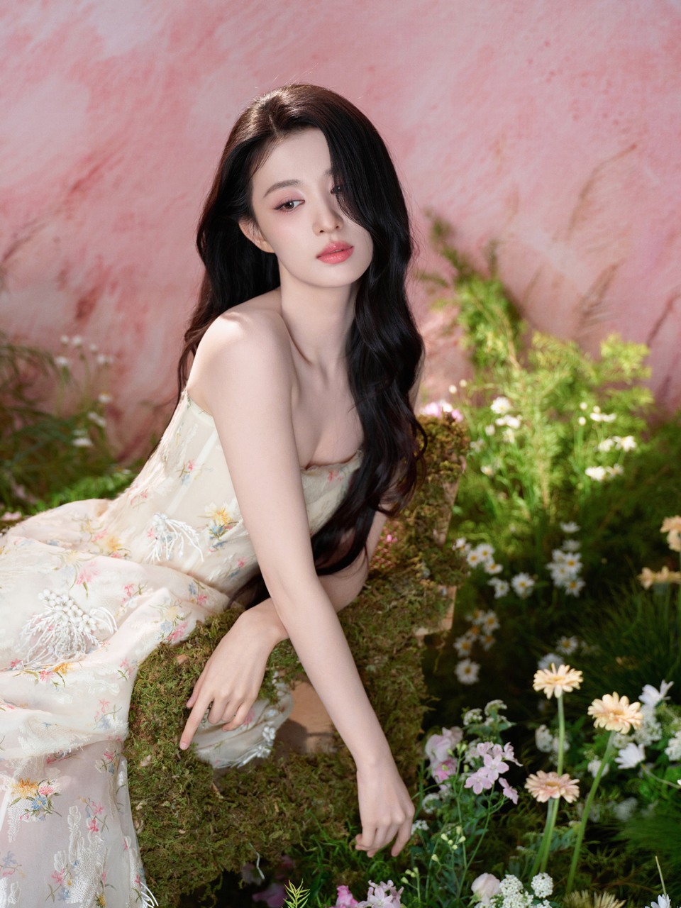 王楚然馥郁缱绻花影婆娑 盎然生机中遇见