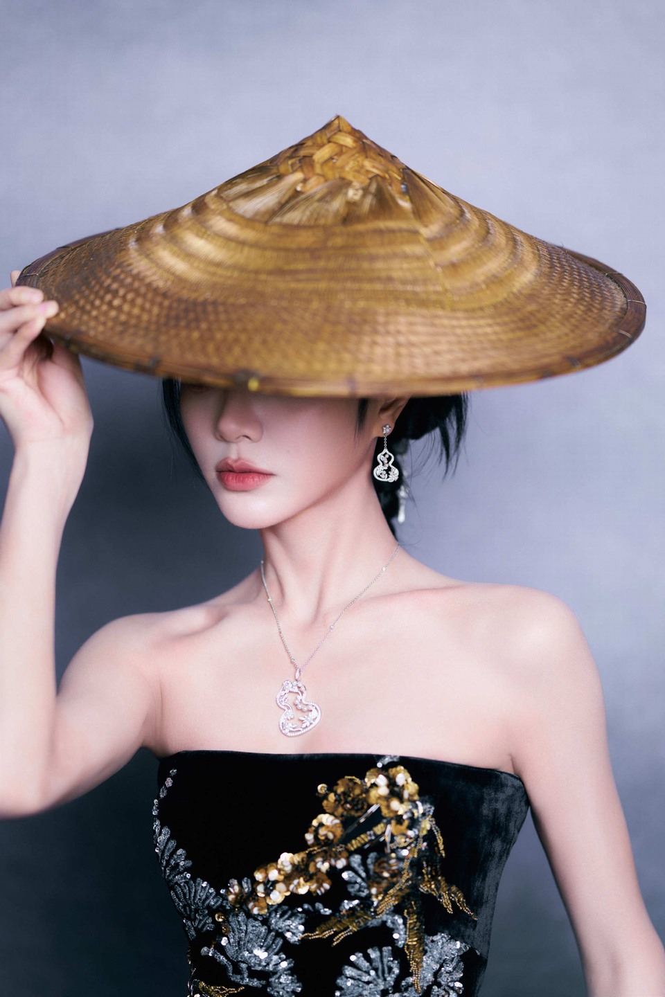 谢可寅重工刺绣新中式礼服 自成流动的东方画卷