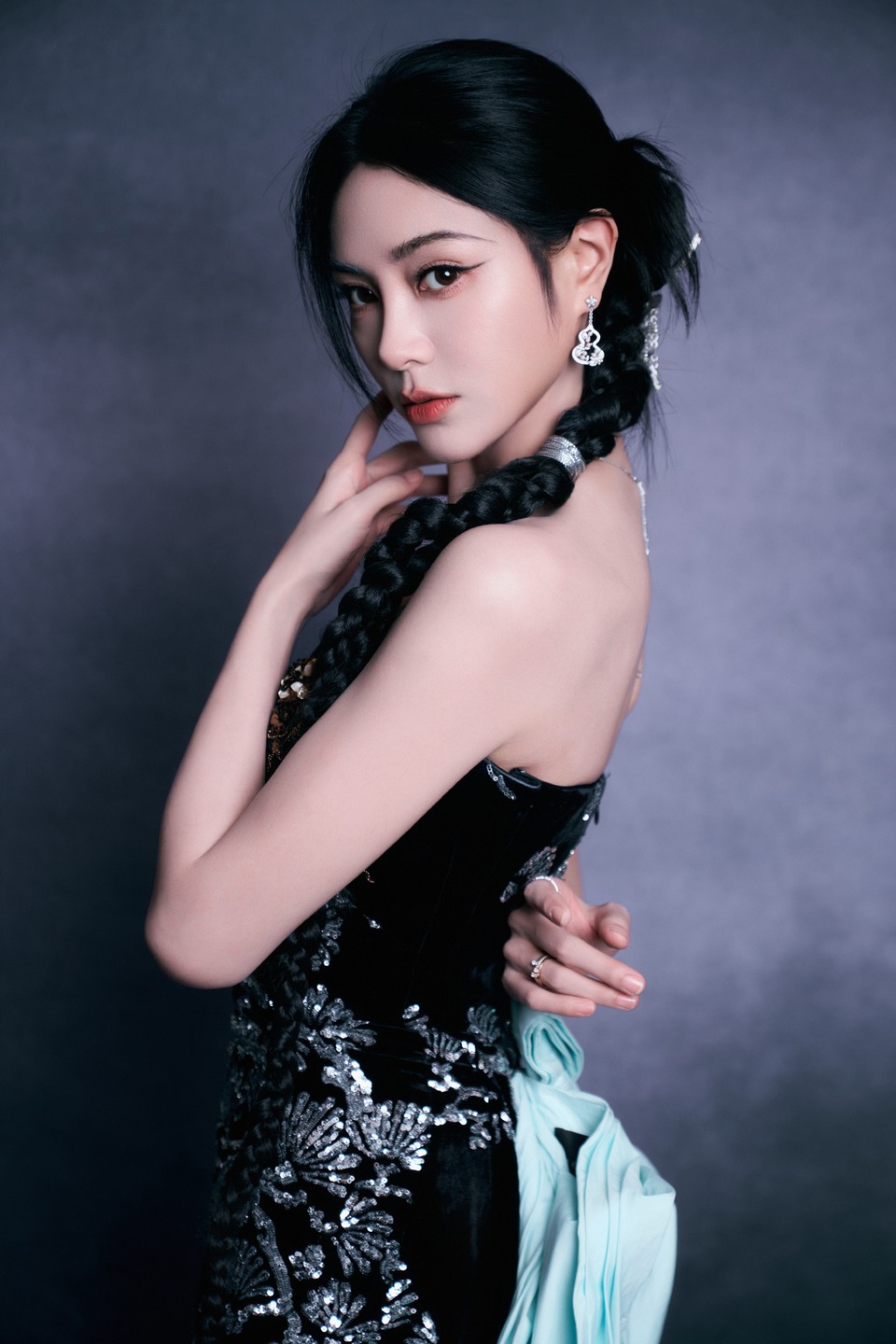 谢可寅重工刺绣新中式礼服 自成流动的东方画卷  第7张