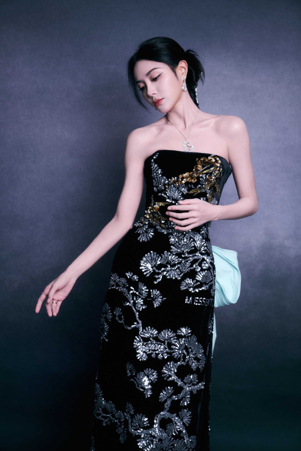 谢可寅重工刺绣新中式礼服 自成流动的东方画卷