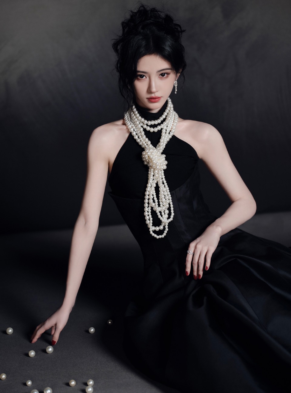 鞠婧祎珠光摇曳点亮暗夜 优雅与神秘交织静待盛放  第2张
