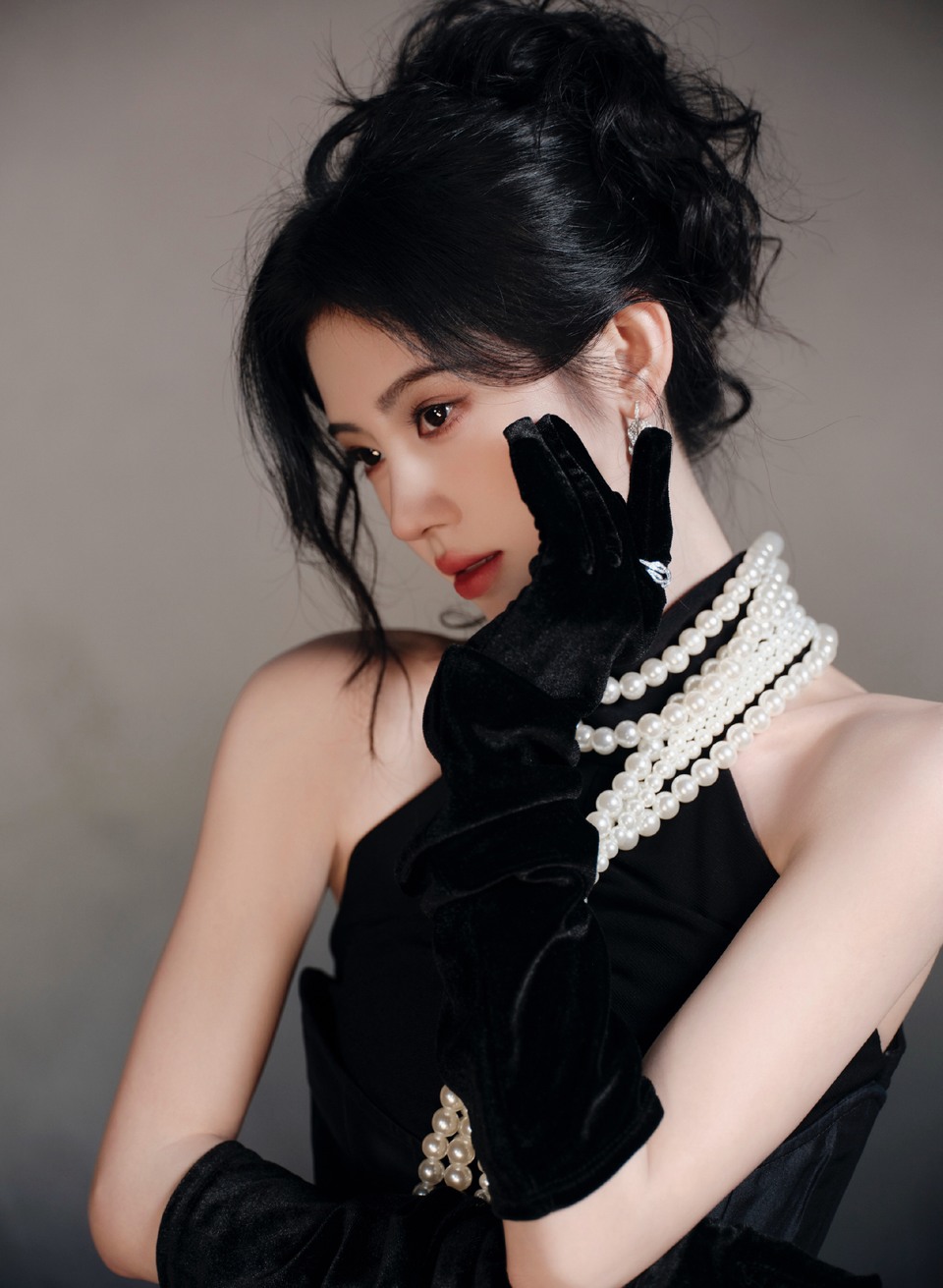 鞠婧祎珠光摇曳点亮暗夜 优雅与神秘交织静待盛放  第3张