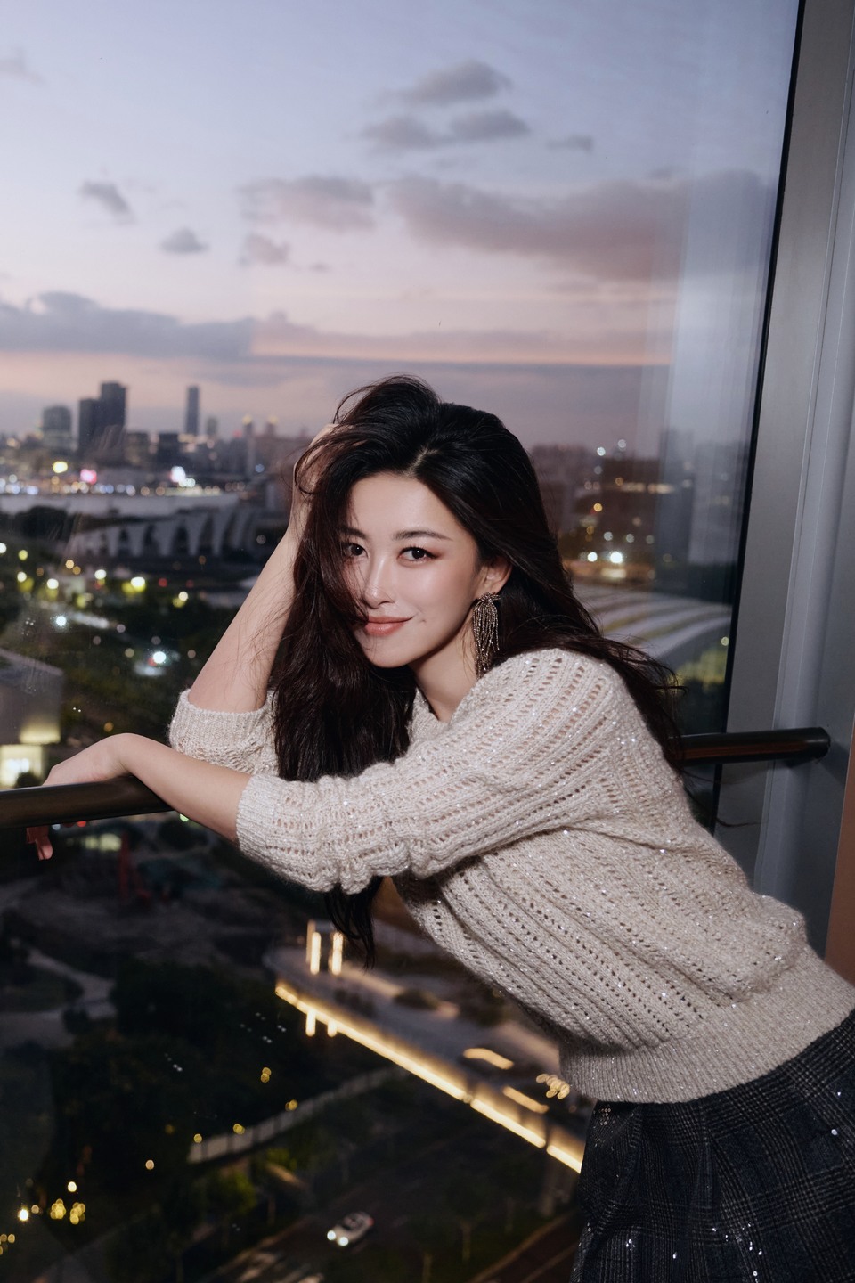 朱珠从白昼未尽时分 让流动的光彩回应浪漫夜色  第3张