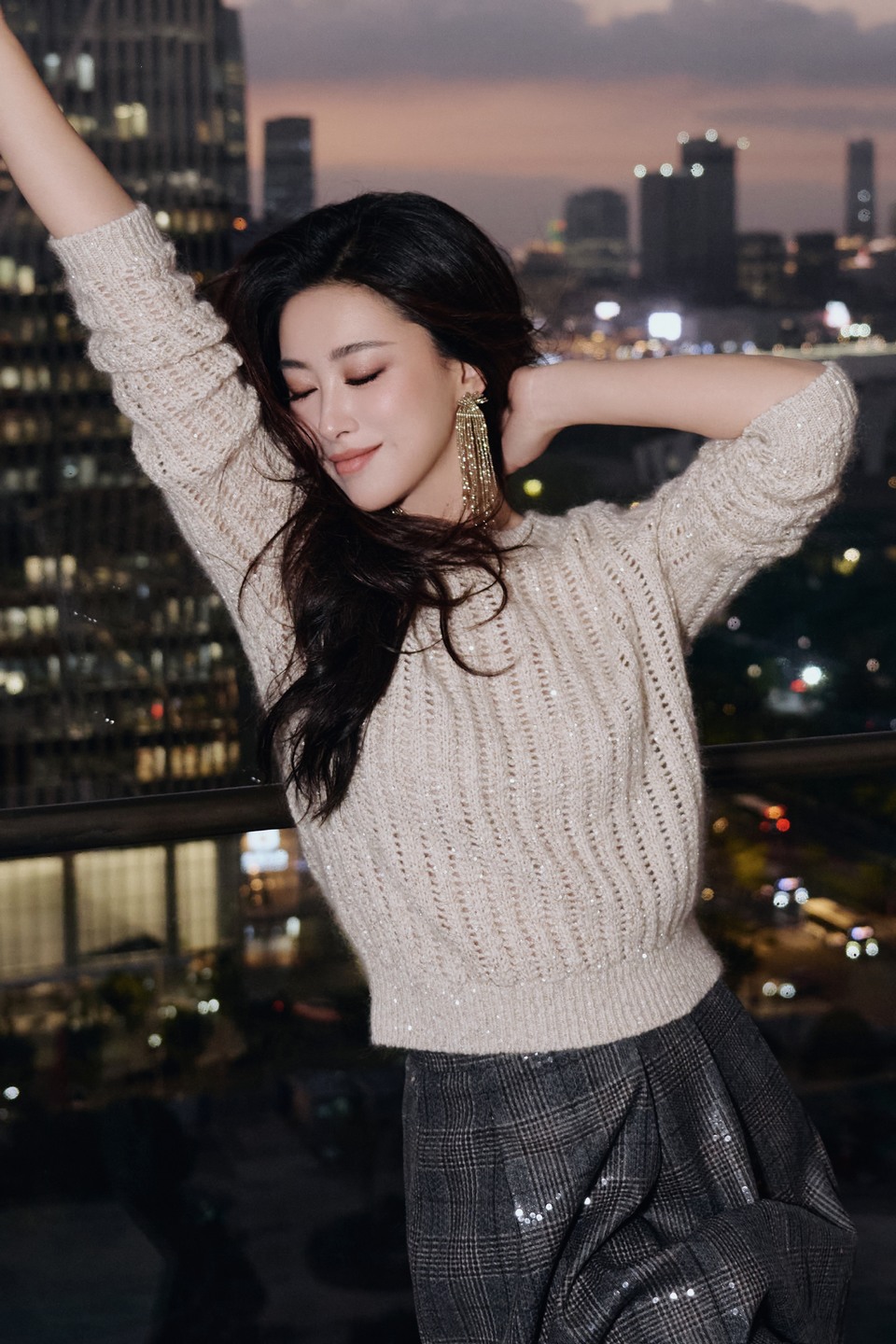 朱珠从白昼未尽时分 让流动的光彩回应浪漫夜色  第4张