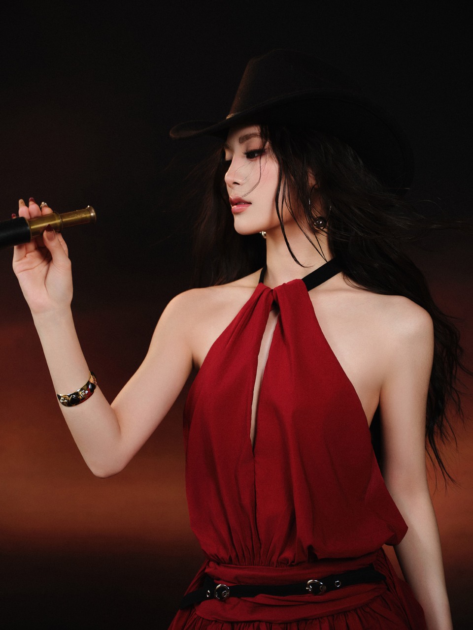 姚晓棠一抹深褐色中的鲜红 一束大漠里的微光
