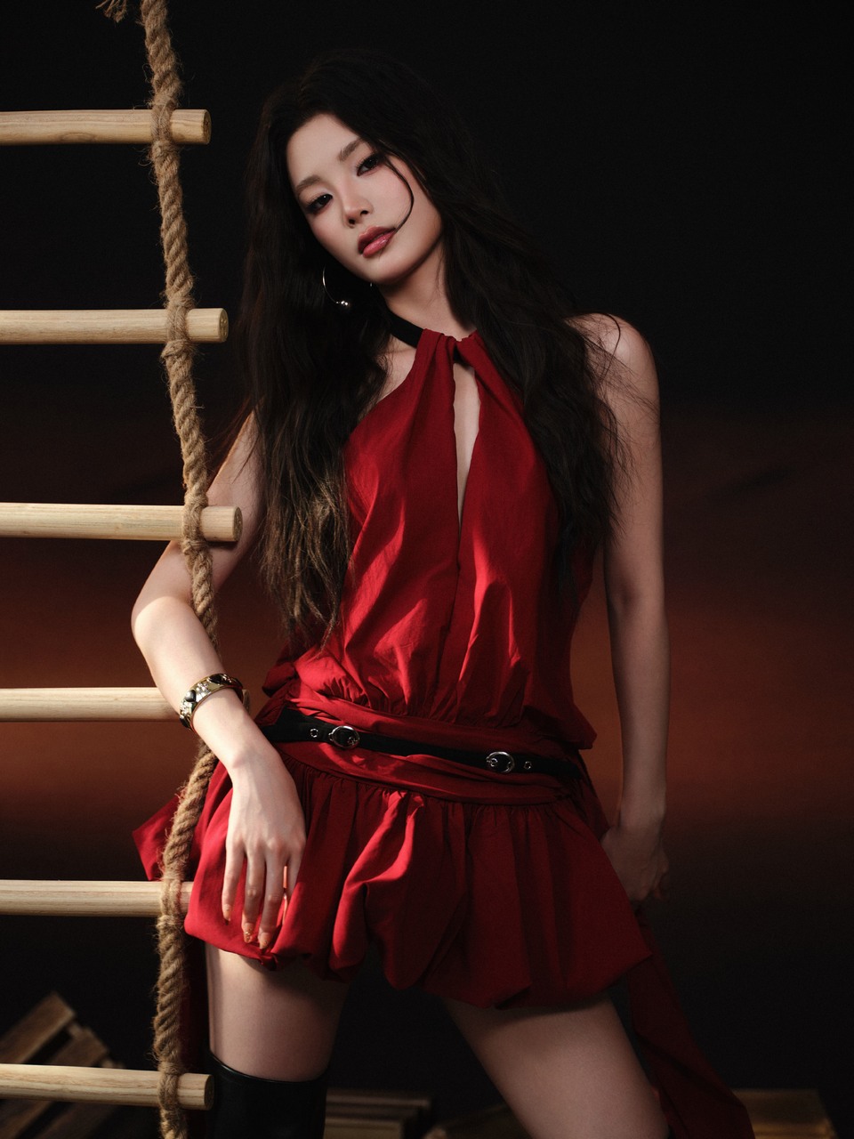 姚晓棠一抹深褐色中的鲜红 一束大漠里的微光