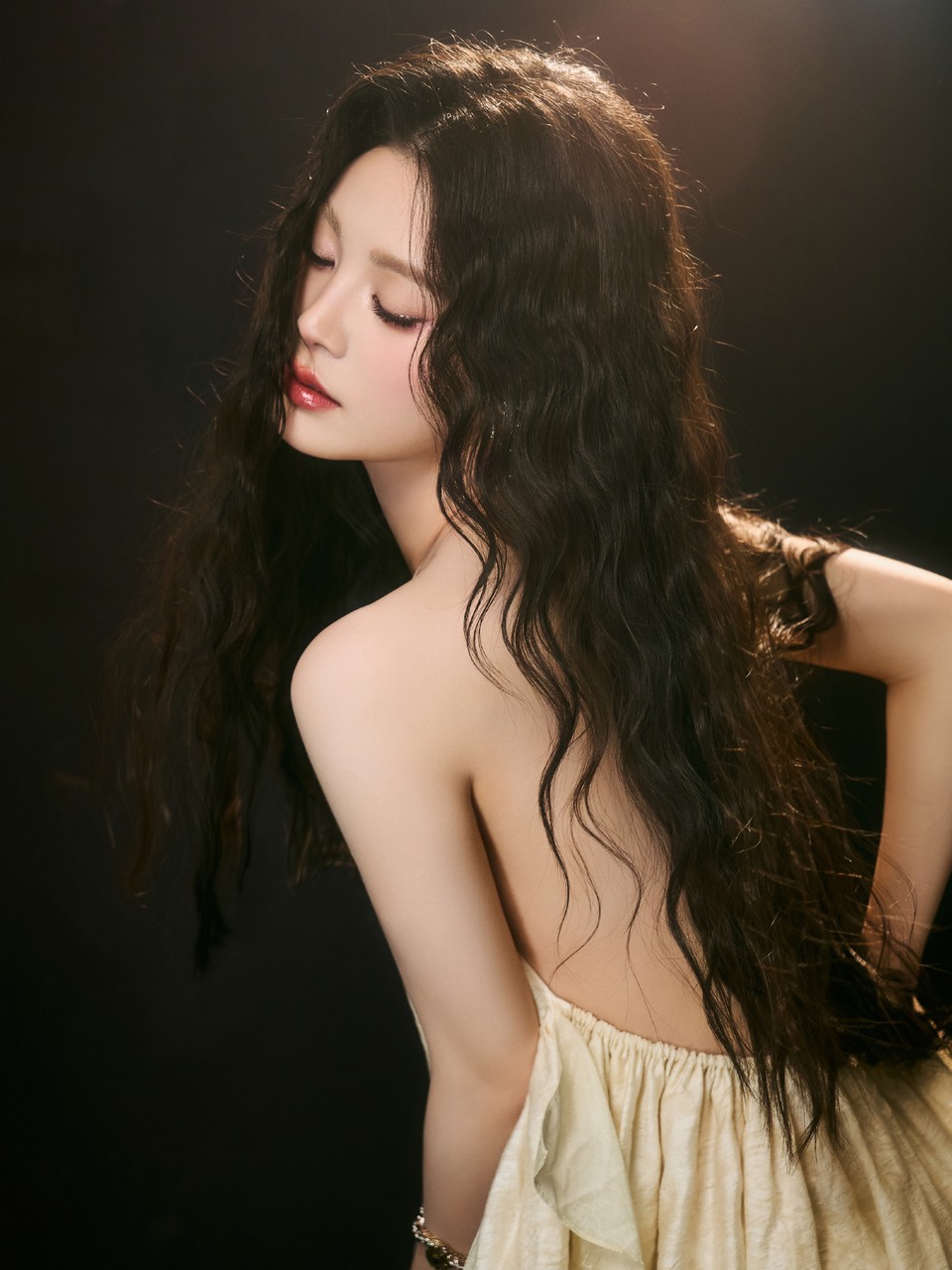 姚晓棠光落下将轮廓描绘编写成书 复刻美好回忆