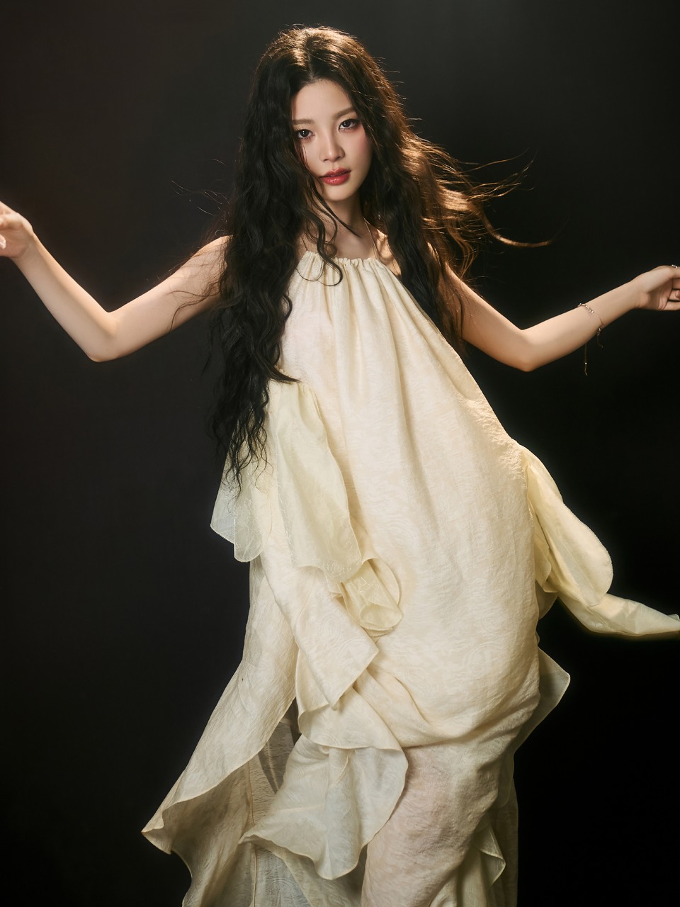 姚晓棠光落下将轮廓描绘编写成书 复刻美好回忆