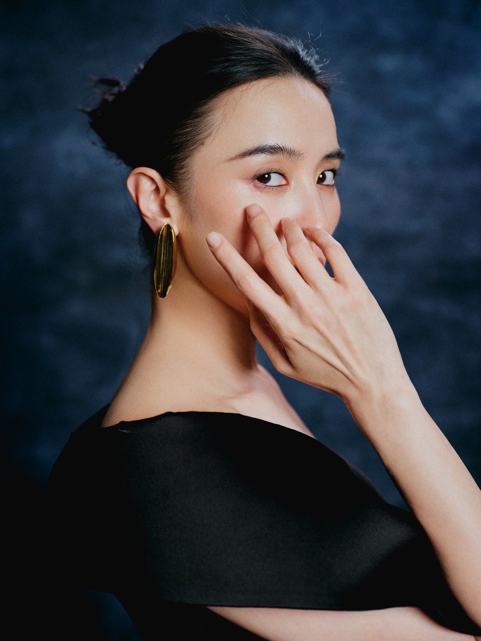 宋佳黛色衔光裙摆轻曳 影落生姿优雅自成