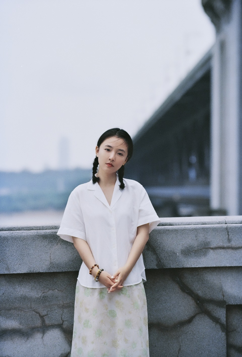 吴倩江波桥影临摹成画 倩影依栏白衫静立  第1张