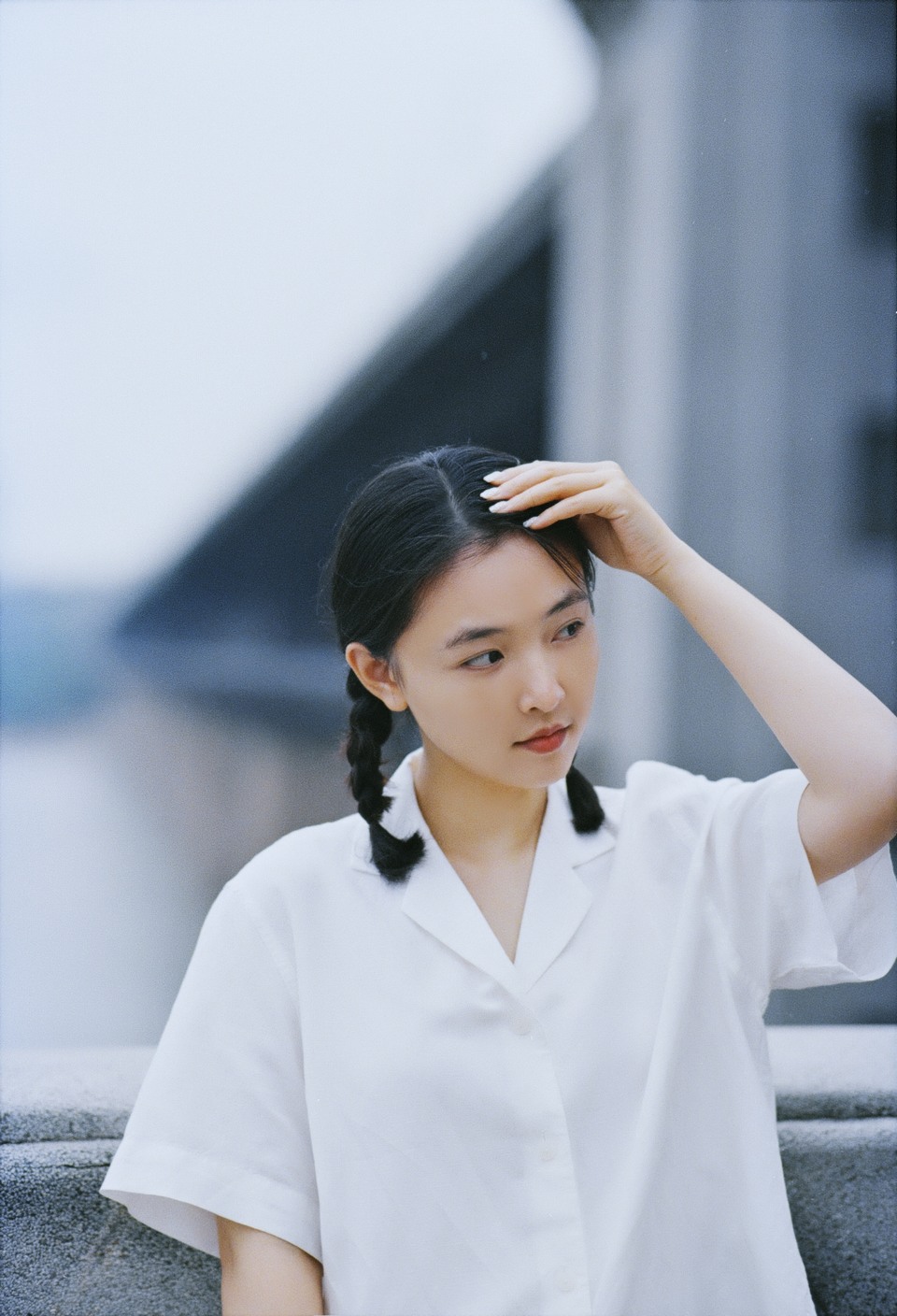 吴倩江波桥影临摹成画 倩影依栏白衫静立  第2张