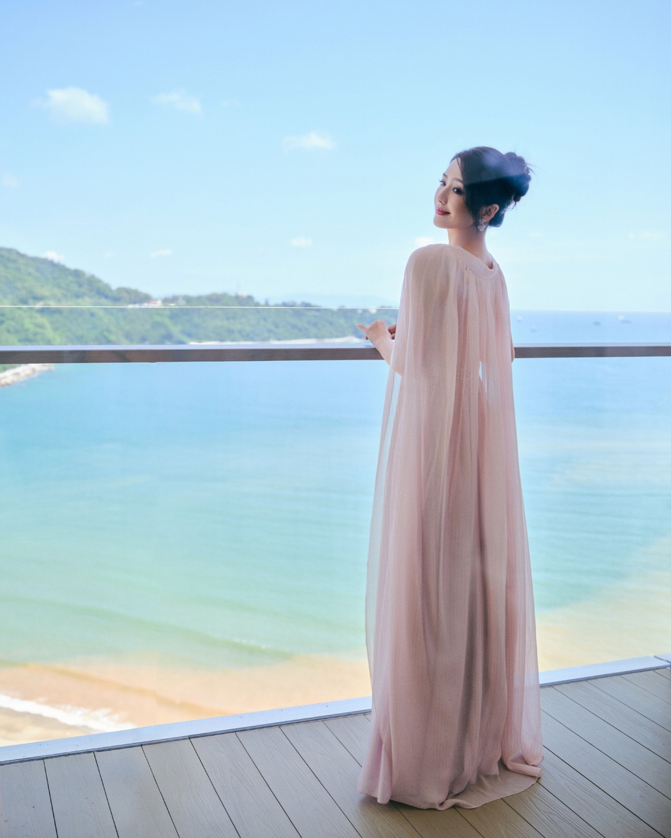 佟丽娅温柔在眸优雅凝韵 共赴一场浪漫之旅